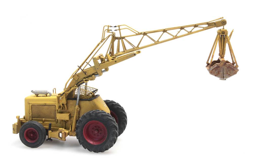 Artitec 387.378 Bischoff Polytrac with clamshell grapple in yellow and red – 1:87 HO scale